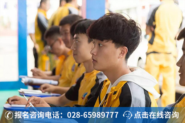 董金彪和高凤强正在上汽修理论课