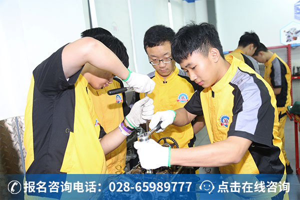 吴俊男(右一)正在进行实操训练 (2)