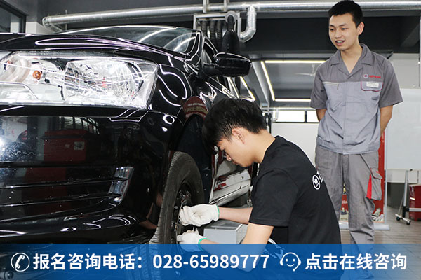 王湘正在参加技能比赛——快速轮胎换位