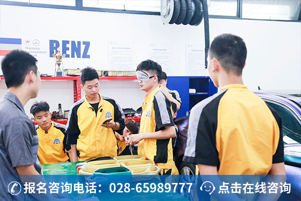 王湘正在参加技能比赛——蒙眼摸螺丝