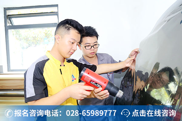 杜国滔正在上实训课