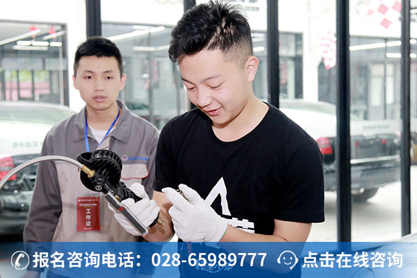 杜国滔正在参加万通极速少年第三季比赛(2)