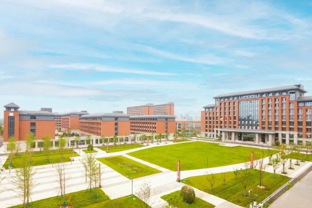 成都通2025年学费多少钱？有其他隐形收费吗？