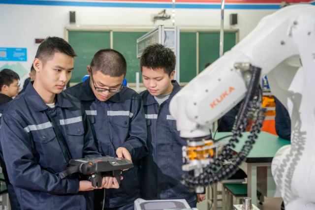 高中毕业，学PLC正当时！成都万通为你打开一扇通往自动化职业的大门！